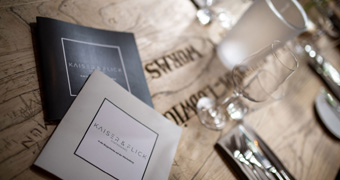 . Speisekarten und Gläser auf einem Tisch