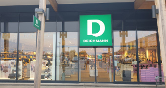 Eingangsbereich mit Deichmann-Logo