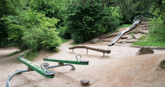 Der Abenteuerspielplatz am Waldrand Spielplatz mit Rutsche und Wippe am Waldrand