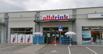 Eingangsbereich des Geschäfts mit Behindertenparkplatz