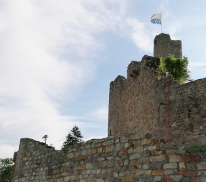 Burggemäuer und Turm vor strahlendem Himmel