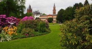 Schlosspark Blick auf das Rathaus