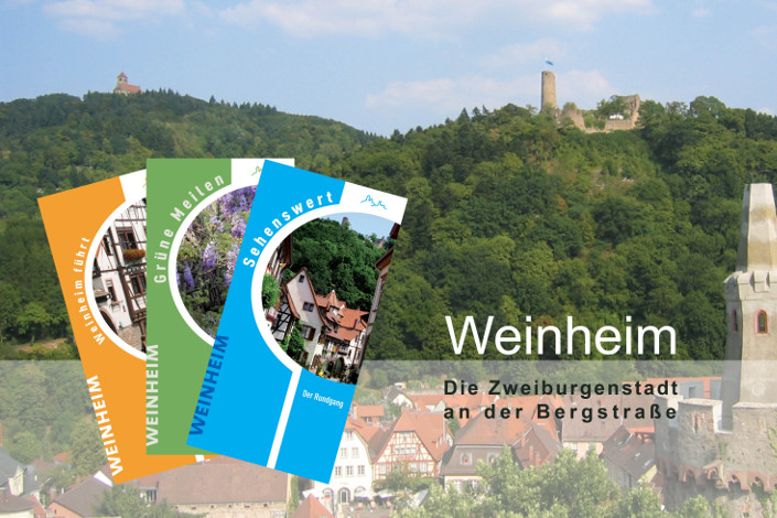 Blick auf die beiden Burgen, im Vordergrund die drei Cover der Broschüren Sehenswert, Grüne Meilen und Weinheim führt