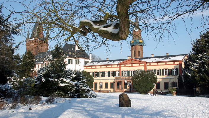 Schloss und Schlosspark mit Schnee bedeckt