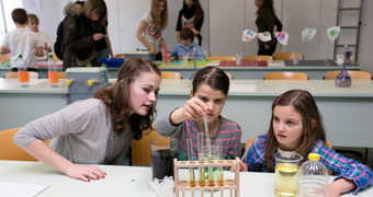 Schüler experimentieren im Unterricht