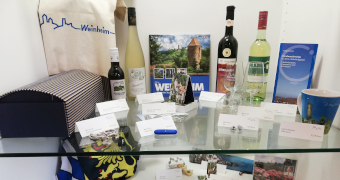 Vitrine mit verschiedenen Weinheimer Souvenirs